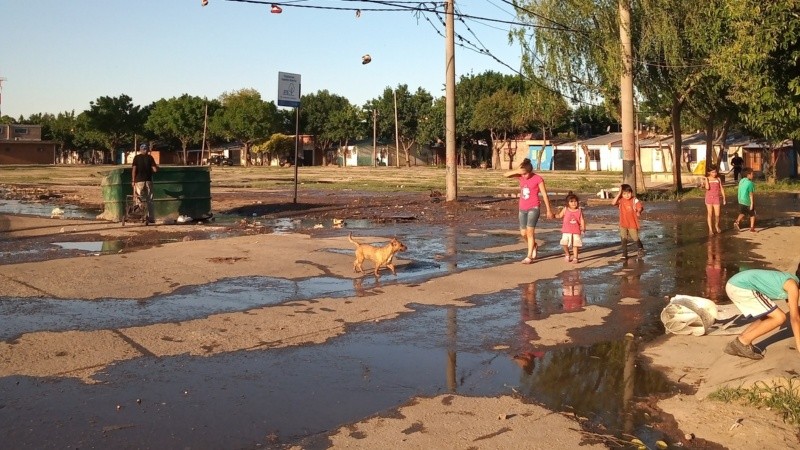 Postales del agua en el barrio Toba de Rosario
