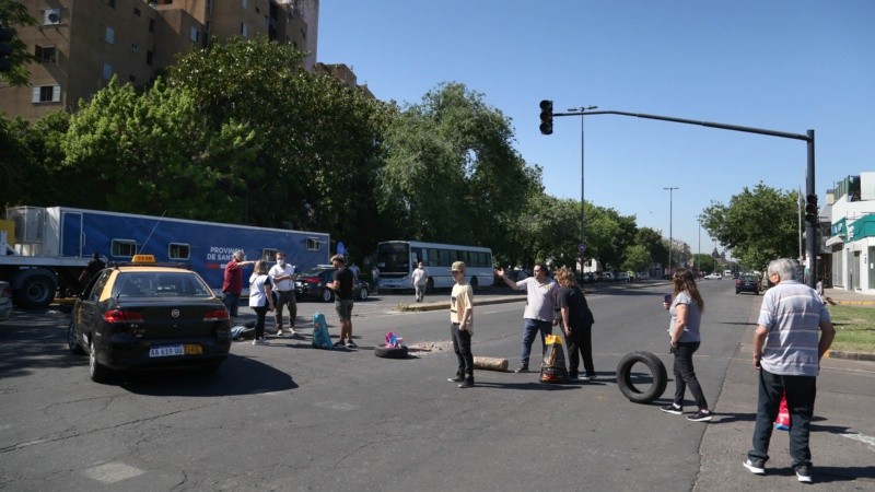 La protesta se lleva a cabo desde la mañana de este miércoles.