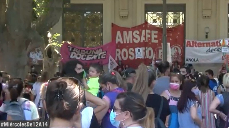 Amsafé Rosario se movilizó este miércoles frente a la plaza San Martín.