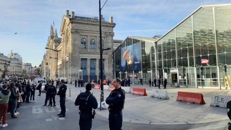 El servicio llevaba varias horas interrumpido, mientras la gente aguardaba afuera.