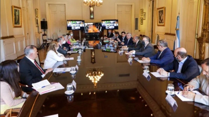 La reunión se realizó bajo modalidad presencial y virtual, en el Salón Eva Perón de la Casa de Gobierno.