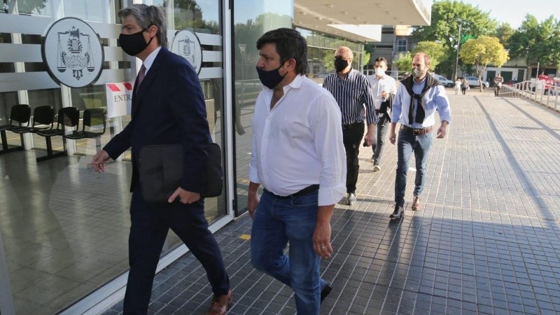 El abogado defensor Hilarrescondo ingresa primero junto con los imputados al Centro de Justicia Penal