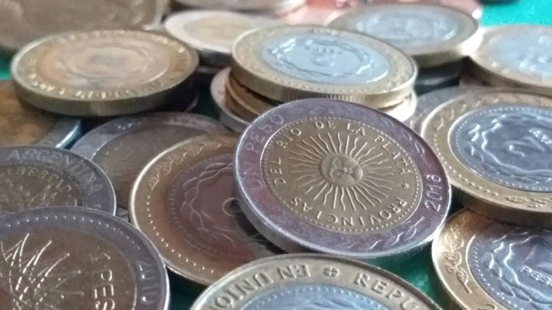 Las monedas doradas de 50 y 25 centavos (acuñadas en cobre y de un peso de 6 gramos) se venden por el doble o el triple de su valor facial. 