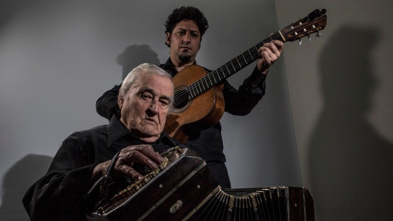 El bandoneonista Rodolfo Cholo Montironi y el guitarrista Martín Tessa.