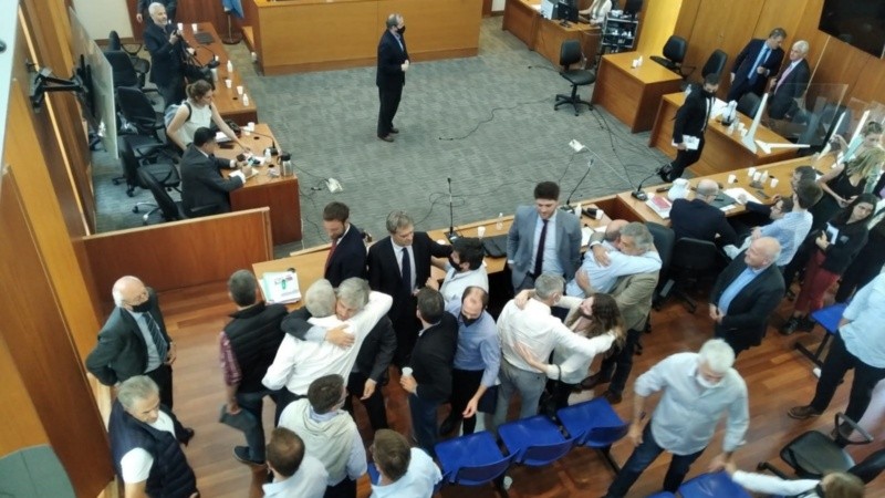 Abrazos entre los imputados y sus defensores en el final de la audiencia