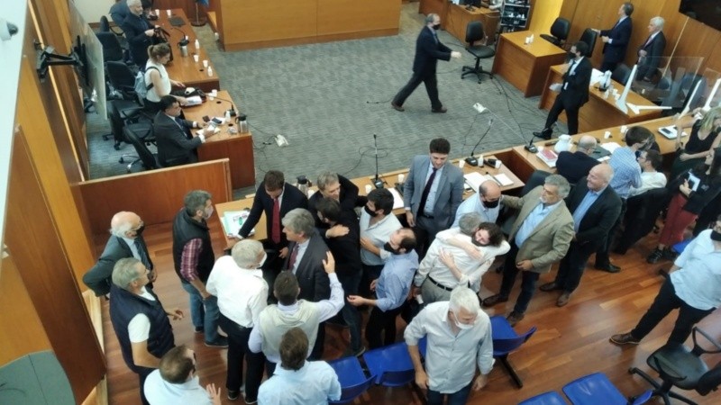 Abrazos entre los imputados y sus defensores en el final de la audiencia
