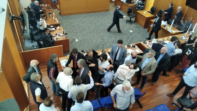 Abrazos entre los imputados y sus defensores en el final de la audiencia