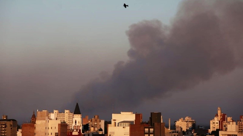 Otra vez el paisaje rosarino decorado con humo.