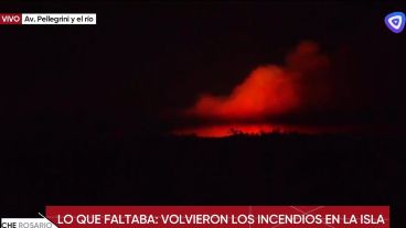 Las llamas visibles por la noche desde la ciudad.