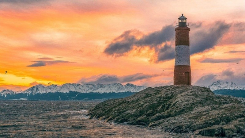Con la llegada de los días más largos, los atardeceres en el Faro del Fin del Mundo resultan una gran atracción turística