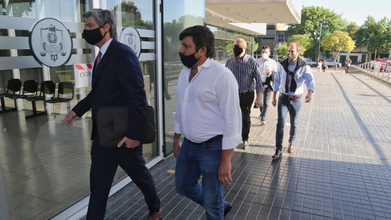 Ihlarrescondo ingresas primero al Centro de Justicia penal. Atrás de él lo hace Máximo Padóan, uno de los imputados.