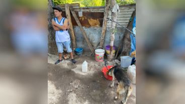 La escasez de agua potable y el calor sofocante en algunos barrios de Rosario.