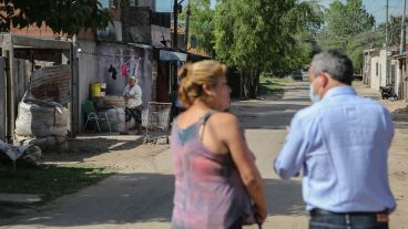 Vecinos y vecinas de Villa Banana le acercaron pedidos al intendente