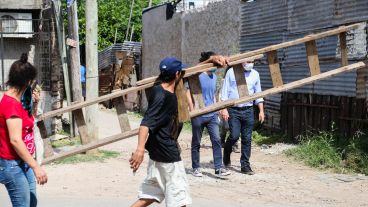 Vecinos y vecinas de Villa Banana le acercaron pedidos al intendente