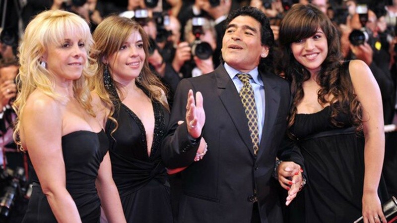 Claudia, Dalma y Giannina postearon sus respectivos saludos para Diego.