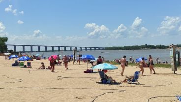 Los rosarinos se volcaron a la playa a pesar de la peligrosidad del sol.