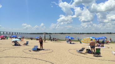 Los rosarinos se volcaron a la playa a pesar de la peligrosidad del sol.