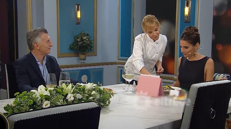 Juana Viale revisa el menú con Jimena Monteverde.