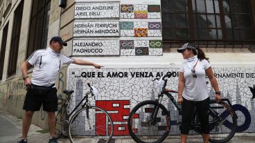 Familiares y amigos realizaron el homenaje con el lema "Que el amor venza al odio".