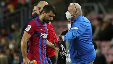 Agüero abandona el terreno de juego durante el partido de la Liga en Primera División.