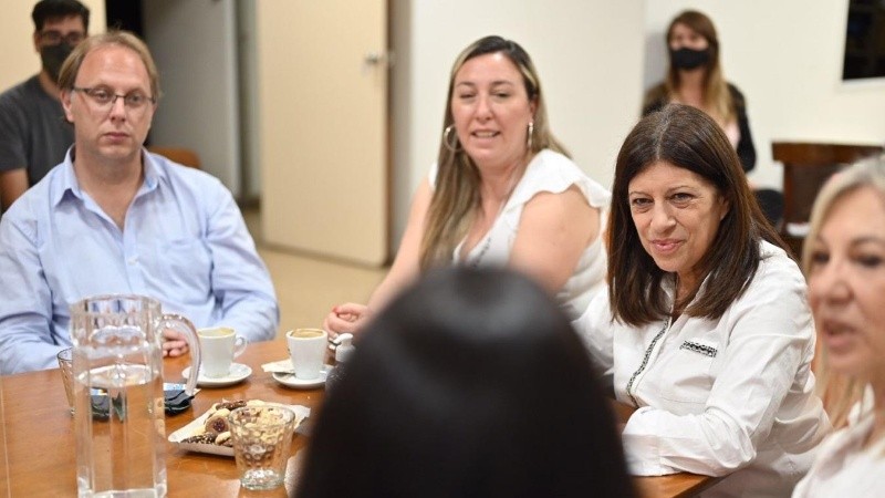 La candidata a senadora nacional del Frente Amplio Progresista y el candidato a diputado nacional y ex ministro de Economía, Gonzalo Saglione en la reunión con representantes de la Asociación Bancaria de Rosario,