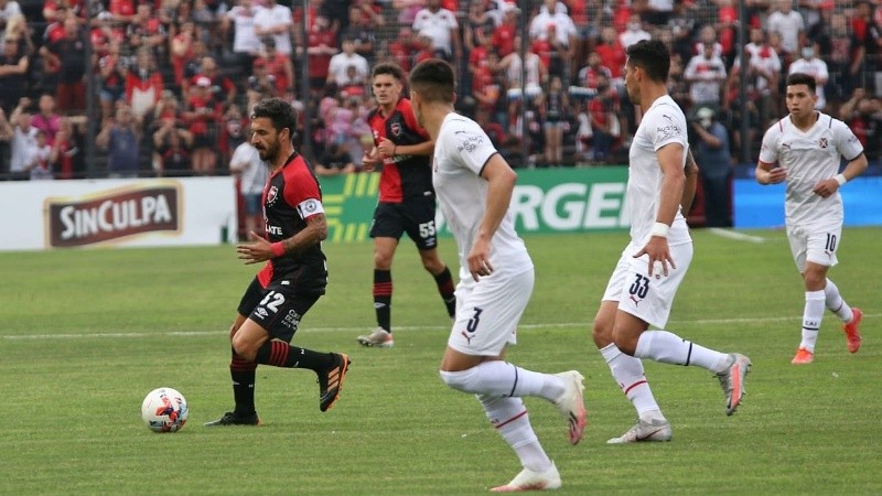 Scocco, estandarte rojinegro en la ofensiva del local.