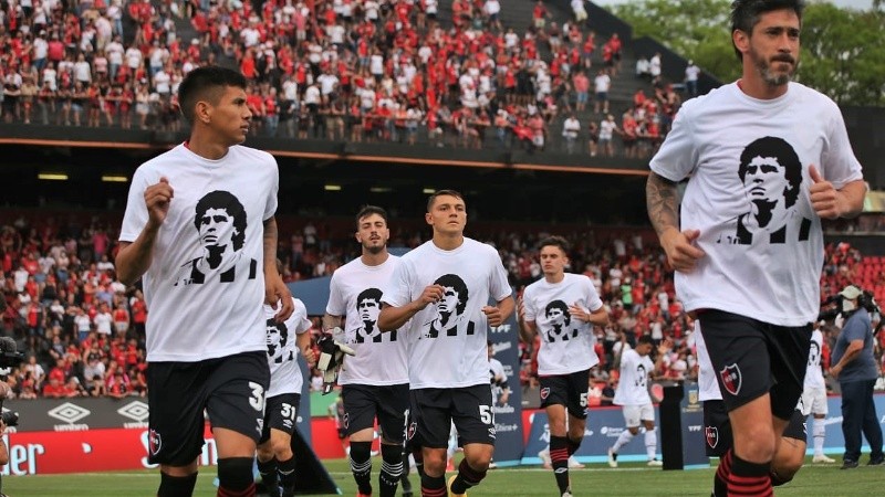 También hubo remera blanca con imagen de Diego en la salida del equipo.