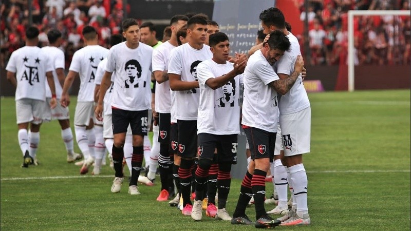 También hubo remera blanca con imagen de Diego en la salida del equipo.