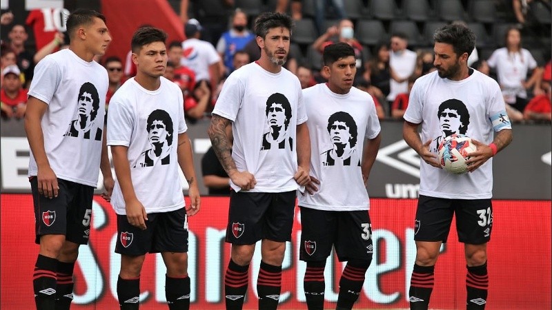 También hubo remera blanca con imagen de Diego en la salida del equipo.