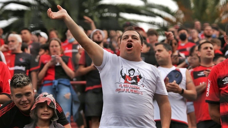 En las tribunas, la gente también se acordó del Diez.