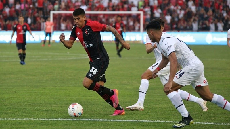 Nicolás Castro encara, en uno de los pocos avances del primer tiempo.