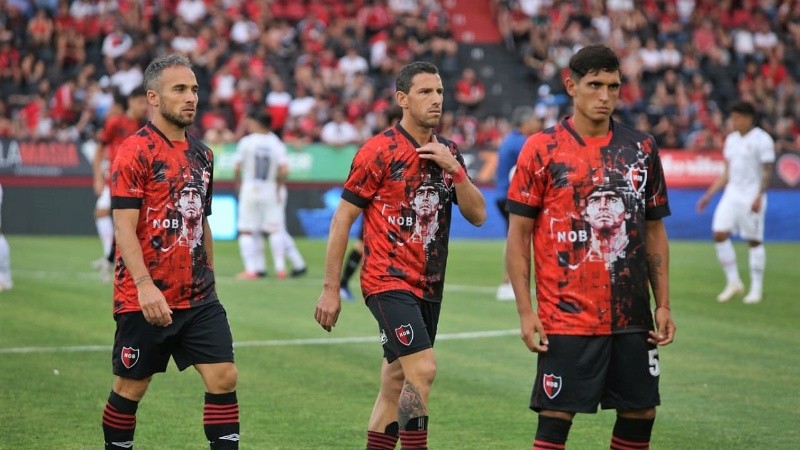 Jugadores lucieron la camiseta rojinegra edición limitada. 