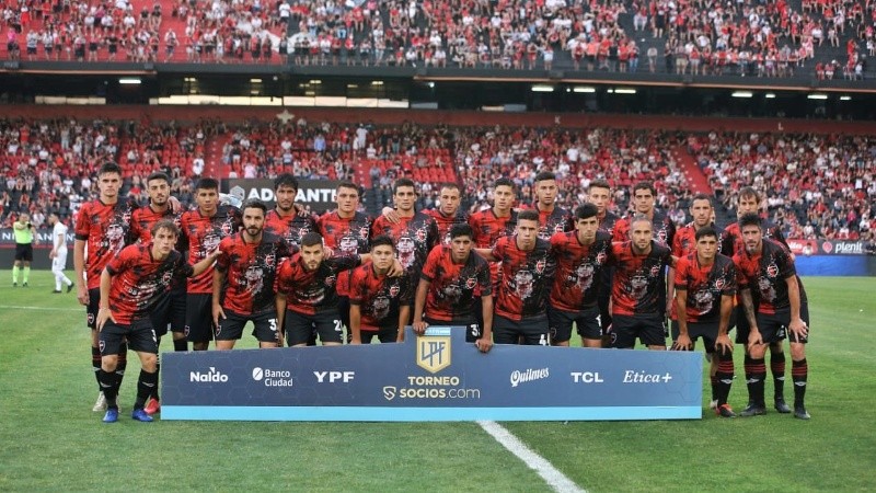 Jugadores lucieron la camiseta rojinegra edición limitada. 