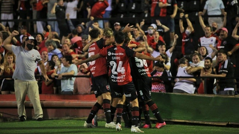 Festejo alocado de jugadores e hinchas en el Marcelo Bielsa.