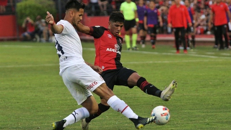 A Newell's le costó hacerse de la pelota.