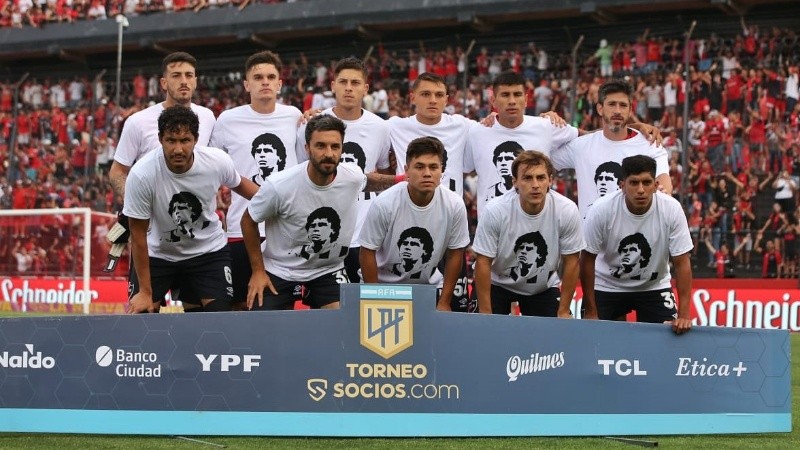 Los once de la Lepra, con camiseta homenaje a Maradona.