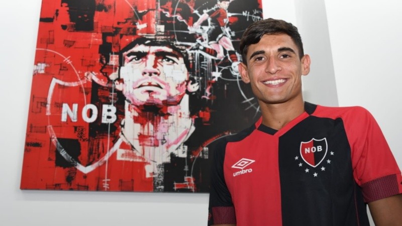 El héroe del fin de semana leproso firmó su primer contrato. 