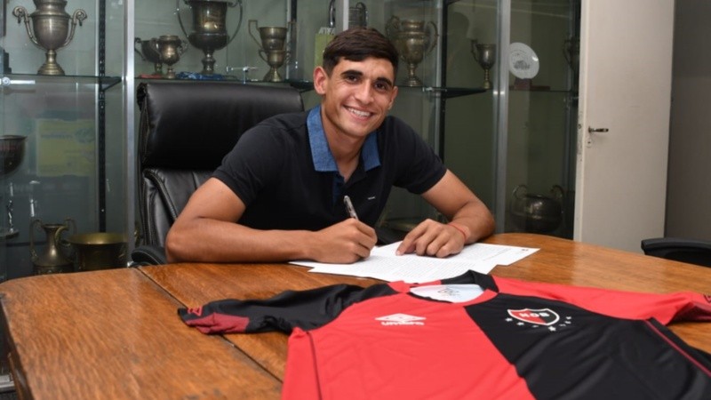 El héroe del fin de semana leproso firmó su primer contrato. 