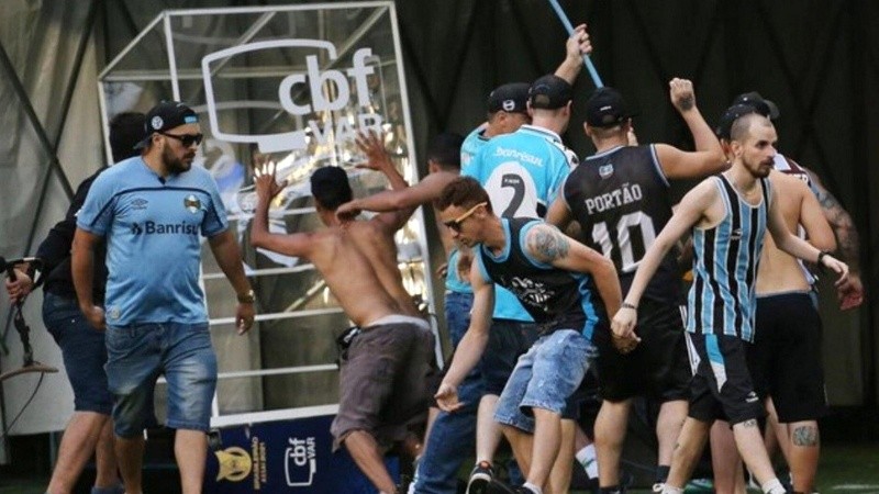 Los hinchas de Gremio de Porto Alegre rompieron a patadas el VAR.