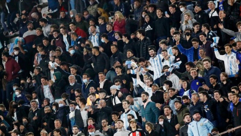 El 10 de octubre, el equipo capitaneado por Lionel Messi goleó a los charrúas pero el público lanzó canciones xenófobas.