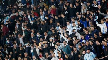 El 10 de octubre, el equipo capitaneado por Lionel Messi goleó a los charrúas pero el público lanzó canciones xenófobas.