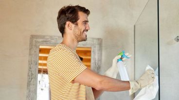 Plásticas o de cristal, las mamparas suelen ensuciarse con facilidad, pero su mantenimiento es igual de sencillo