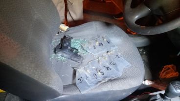 El arma hallada dentro del auto de la víctima.