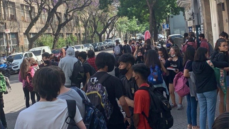 La falsa amenaza obligó a los chicos a correr a la calle.