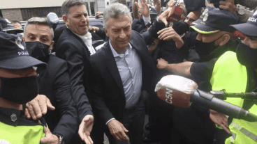 El momento en el que Macri sujetó el micrófono.