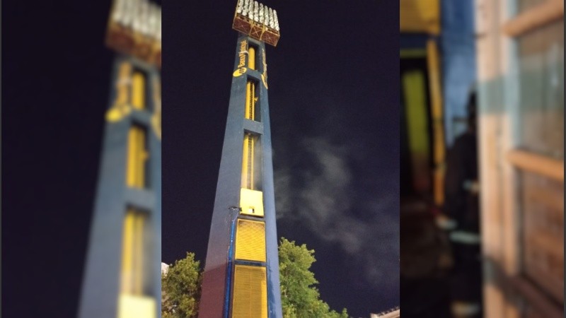 Tras el partido ante Racing se prendió fuego una torre de iluminación.