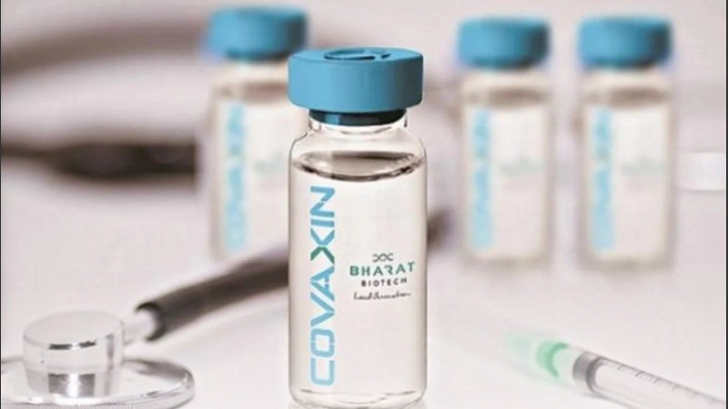 La vacuna se fabrica con un coronavirus muerto para provocar una respuesta inmune.