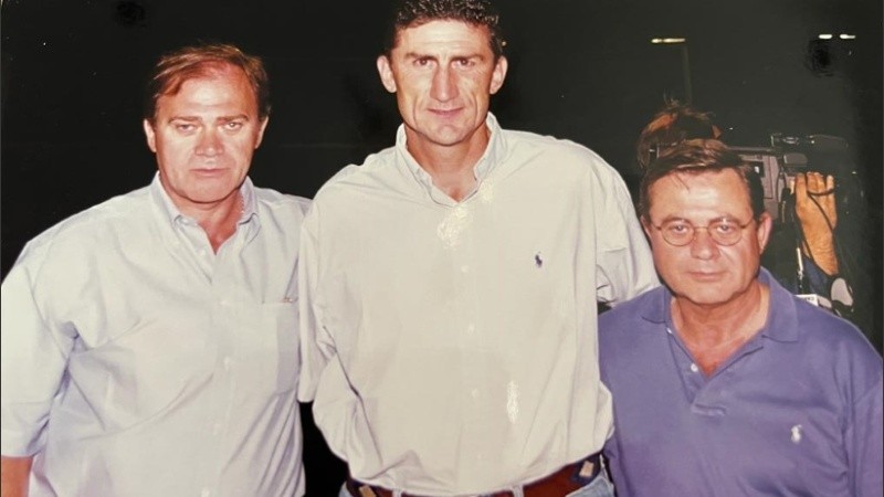 Los doctores Aparicio, junto a Edgardo Bauza. 