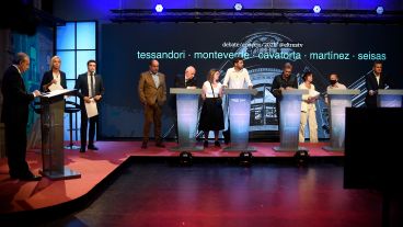 Los cinco candidatos, conductores y moderador del debate en los estudios de El Tres.