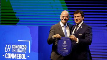 El presidente de la FIFA, Gianni Infantino, junto al presidente de la Conmebol.